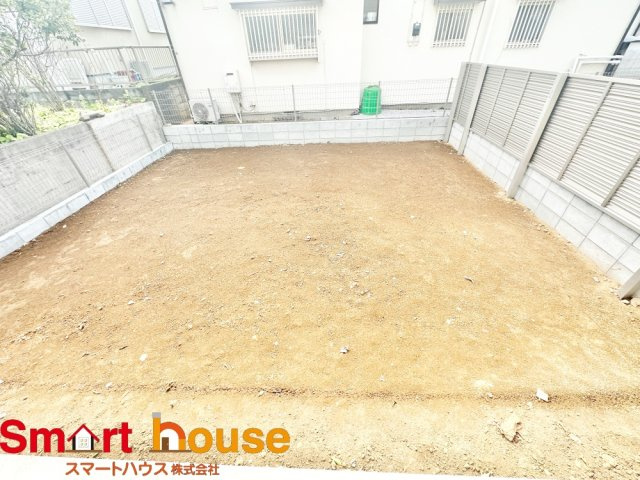町田市鶴川4丁目　新築全2棟の庭|たくさん友達を呼んでBBQ。ドッグランに家庭菜園も楽しめる魅力的なプライベートガーデン。芝生を敷いてガーデンチェア。そこでお風呂上がりにビールを一杯。楽しい画が浮かぶ、自分だけの庭を叶えて下さい！
