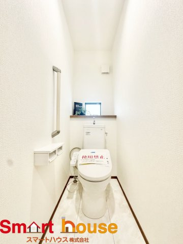 町田市鶴川4丁目　新築全2棟のトイレ|節水型でエコなトイレには、今では当たり前のウォシュレット付き。便座を温める機能もついていて、居心地良くてトイレから出られなくなるかも！換気用に換気扇はもちろん、窓も着いているので常に快適ですね♪
