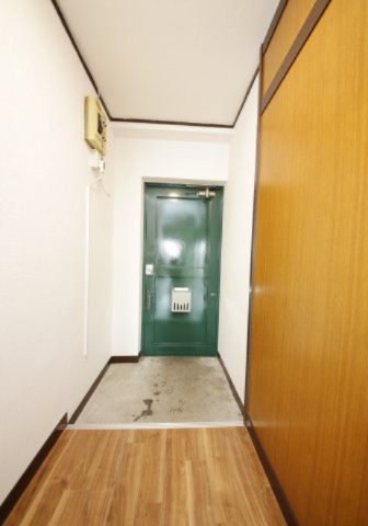石塚マンションの玄関|※別部屋同間取りのお写真となります。参考にご覧くださいませ。