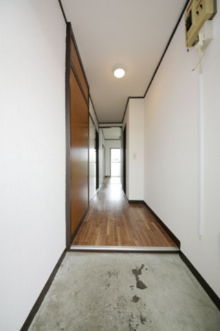 石塚マンションの玄関|※別部屋同間取りのお写真となります。参考にご覧くださいませ。