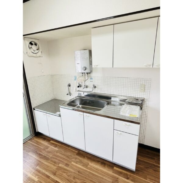 石塚マンションのキッチン|※別部屋同間取りのお写真となります。参考にご覧くださいませ。