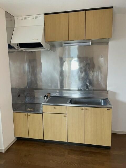 山澤マンションのキッチン|コンパクトなキッチンで掃除もラクラク
