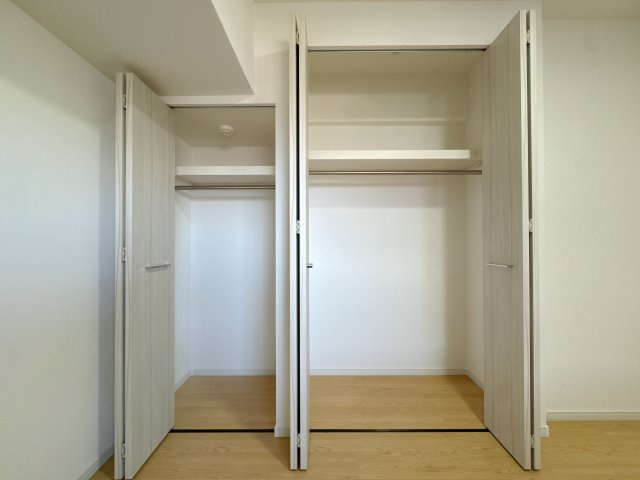 【収納】 | アクロス荒江グランコート☆仲介手数料無料☆ | 限られた空間を最大限に活用できる機能的な収納設計。大型の荷物もスッキリ収まるため、居住スペースを広く、ゆとりを持って自由にお使いいただけます。