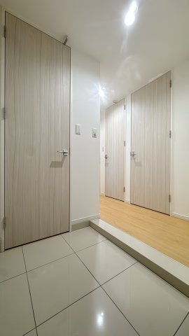 【玄関】 | アクロス荒江グランコート☆仲介手数料無料☆ | 収納力のあるシューズボックスを備えたスッキリとした玄関。落ち着いた内装が、住まいの顔としてお客様や家族を優しく迎え入れます。毎日を気持ちよくスタートできる、清潔感のある空間です。