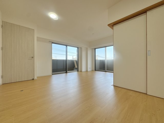 【居間・リビング】 | アクロス荒江グランコート☆仲介手数料無料☆ | 外部の喧騒を忘れさせてくれる、落ち着いた雰囲気の洋室。クローゼット完備で、寝室としてはもちろん、集中して作業したいリモートワークスペースにも最適です。