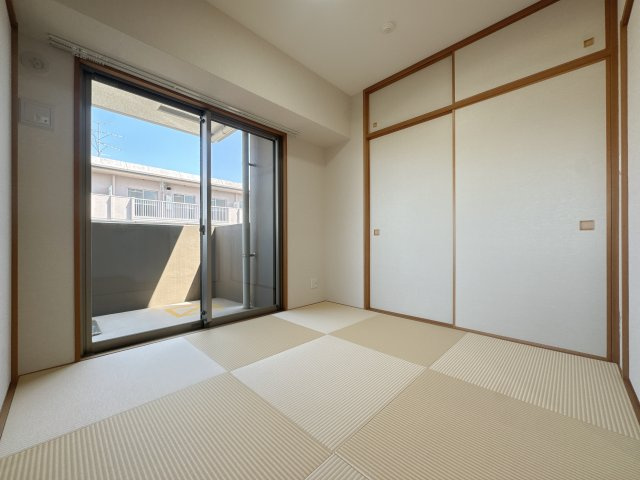 【和室】 | アクロス荒江グランコート☆仲介手数料無料☆ | 全居室に収納を完備。お部屋を広く使えるよう工夫されています。
