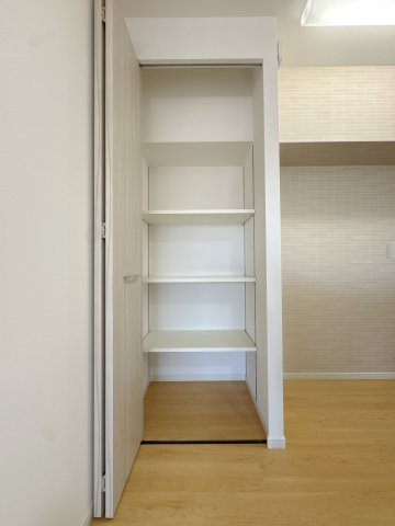 【収納】 | アクロス荒江グランコート☆仲介手数料無料☆ | 【リフォーム済みの清潔な収納スペース】内装に合わせ、収納内部も美しく一新。棚板の調整など使い勝手にも配慮されており、大切な衣類も安心して保管いただけます。