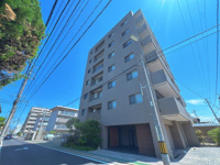 【外観】 | アクロス荒江グランコート☆仲介手数料無料☆ | 共用部は清掃が行き届き、非常にきれいな状態です。オートロック完備で防犯面も安心。住まう人の快適さを第一に考えた、品格のある分譲マンションです。