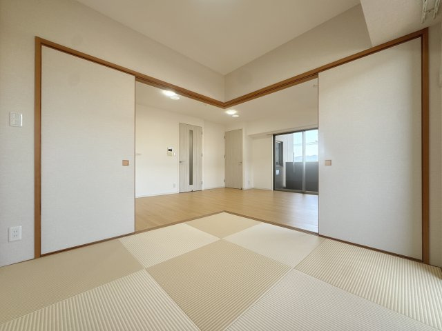 【和室】 | アクロス荒江グランコート☆仲介手数料無料☆ | 落ち着いた雰囲気の和室は、客間やお子様のプレイスペースとしても最適。畳の香りに癒やされるひとときを。