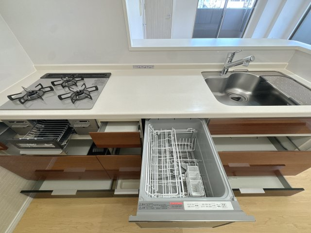 【キッチン】 | アクロス荒江グランコート☆仲介手数料無料☆ | 散らかりがちなキッチン用品もスッキリ収まる豊富な収納力。ワイドな作業スペースは、お子様と一緒に料理を楽しむのにも十分な広さです。お手入れのしやすさにも配慮し、美しさと使い心地を両立しました。