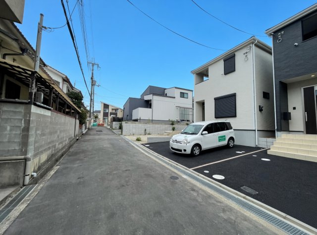 ■枚方市香里ケ丘　第5期　新築一戸建ての前面道路含む現地写真|周辺は閑静な住宅街！前面道路広々で車の出し入れも便利です。駐車が苦手な方でも安心して車庫入れできます！