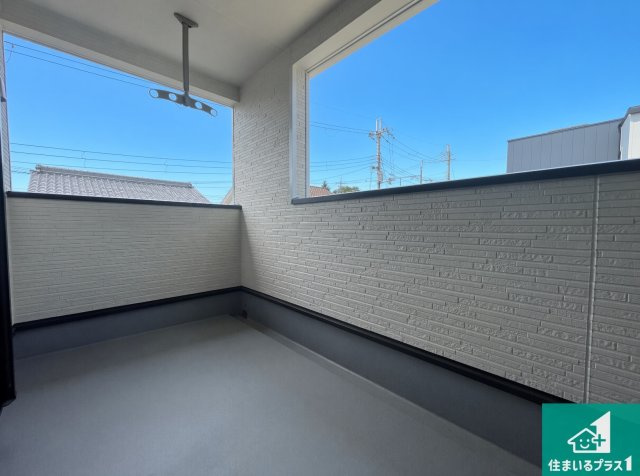 ■枚方市香里ケ丘　第5期　新築一戸建てのバルコニー|ワイドバルコニーは洗濯物を干すスペースが広いのでご家族が多くても安心！