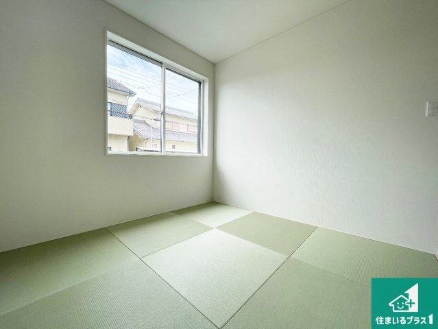 ■枚方市香里ケ丘　第5期　新築一戸建ての和室|一室あると便利な和室は客間としてだけでなく、小さなお子様のプレイルームや食後のくつろぎスペースとしてもご利用いただけます。収納もついていますので大活躍間違いなし！