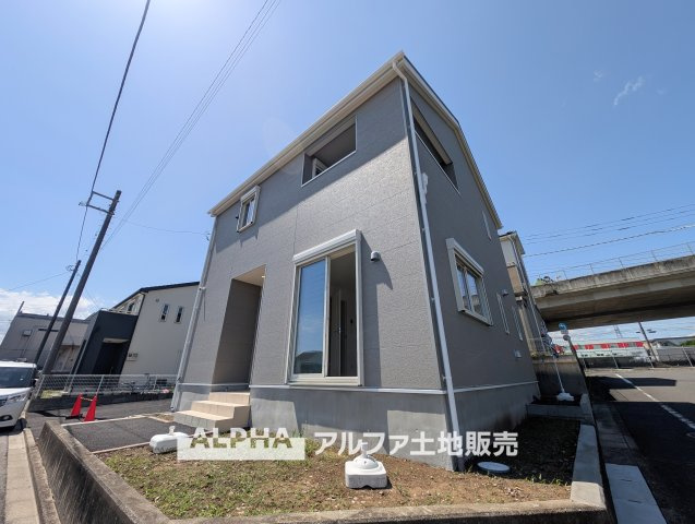 ~青梅新町6丁目~Newly Built Homeの外観|【Warm Light】
◆ぬくもりに満ちた場所◆
差し込む陽だまりが、心の奥までやさしく照らす。過ごすほどに、この場所が帰りたくなる存在へと変わっていく。