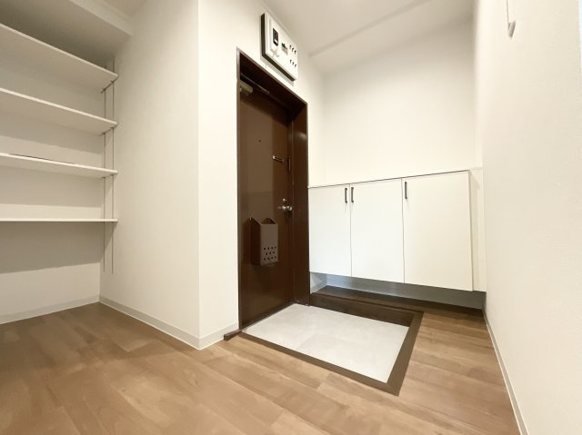 収納力をしっかり備えた玄関スペース。住まいの第一印象をいつでもすっきり美しく保てる工夫がされています