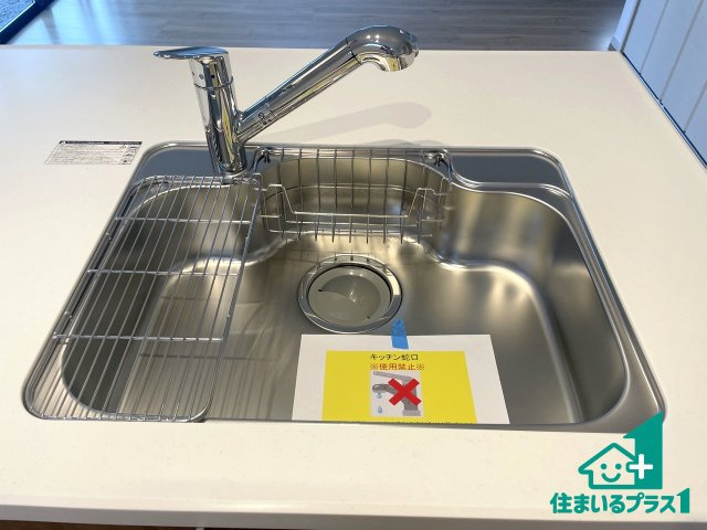 ★京都市西京区嵐山茶尻町　第3期　新築一戸建ての独立洗面台|清潔感のある洗面台です。フラットな鏡は掃除がしやすく毎日清潔！ホースは引き出して使えるので洗顔やお掃除の際に便利です！