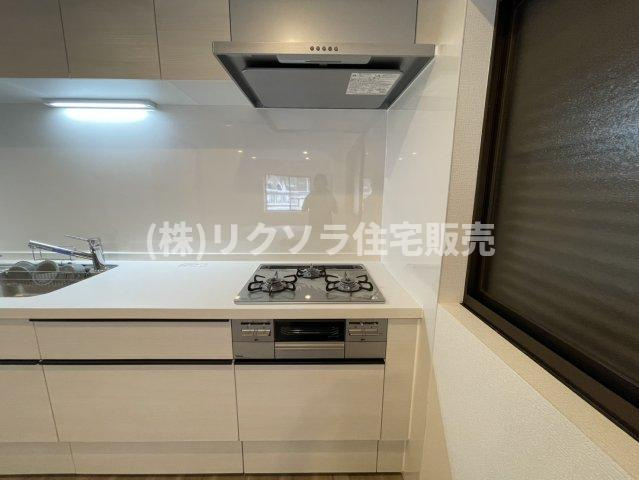 八雲東町2丁目　中古一戸建てのキッチン|ビルトイン3口コンロ
■物件内覧・資金計画相談・住宅ローン相談、リフォーム相談、お問合せ受付中■
※当日・翌日のご内覧、ご相談はお電話でのお問合せがスムーズです！
