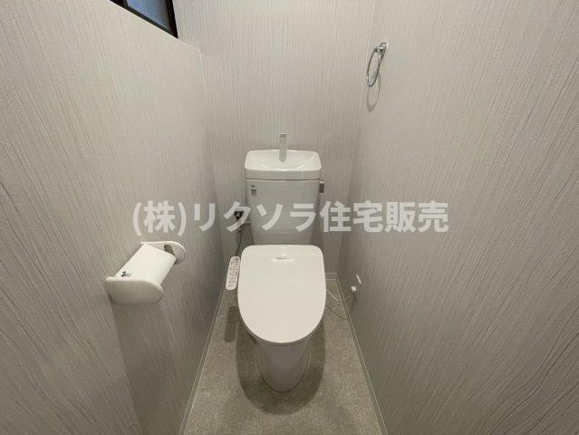 八雲東町2丁目　中古一戸建てのトイレ|温水洗浄便座付き
■物件内覧・資金計画相談・住宅ローン相談、リフォーム相談、お問合せ受付中■
※当日・翌日のご内覧、ご相談はお電話でのお問合せがスムーズです！