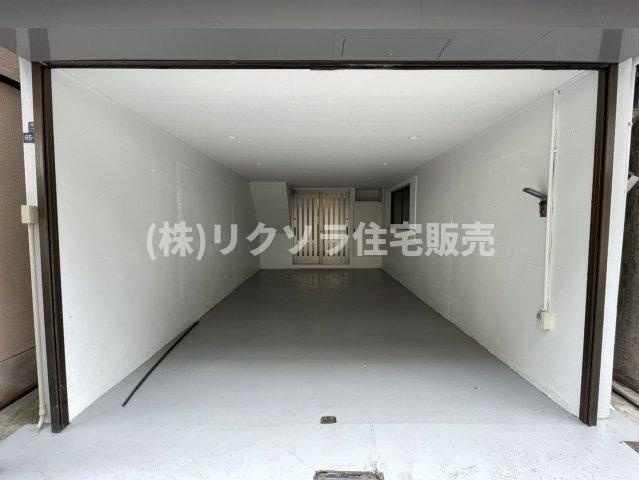 八雲東町2丁目　中古一戸建ての駐車場|電動シャッター付き
■物件内覧・資金計画相談・住宅ローン相談、リフォーム相談、お問合せ受付中■
※当日・翌日のご内覧、ご相談はお電話でのお問合せがスムーズです！
