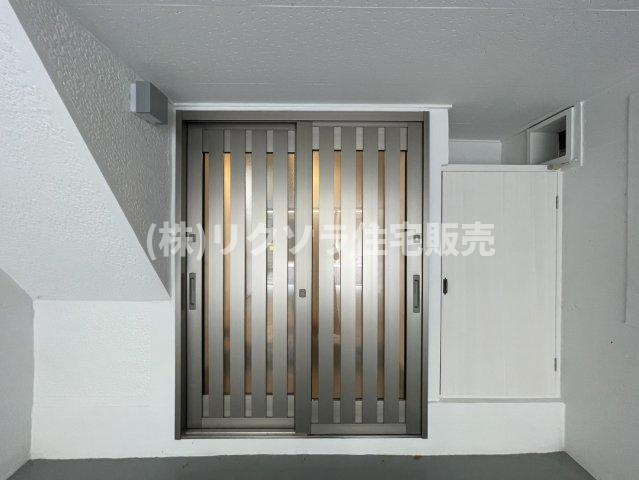 八雲東町2丁目　中古一戸建ての玄関|引き戸タイプの玄関ドア
■物件内覧・資金計画相談・住宅ローン相談、リフォーム相談、お問合せ受付中■
※当日・翌日のご内覧、ご相談はお電話でのお問合せがスムーズです！
