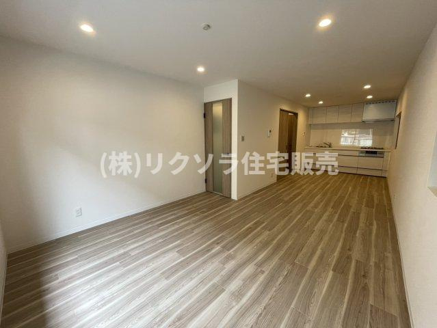 八雲東町2丁目　中古一戸建ての居間・リビング|LDK17.5帖
■物件内覧・資金計画相談・住宅ローン相談、リフォーム相談、お問合せ受付中■
※当日・翌日のご内覧、ご相談はお電話でのお問合せがスムーズです！