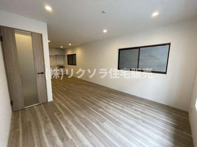 八雲東町2丁目　中古一戸建ての居間・リビング|LDK17.5帖
■物件内覧・資金計画相談・住宅ローン相談、リフォーム相談、お問合せ受付中■
※当日・翌日のご内覧、ご相談はお電話でのお問合せがスムーズです！