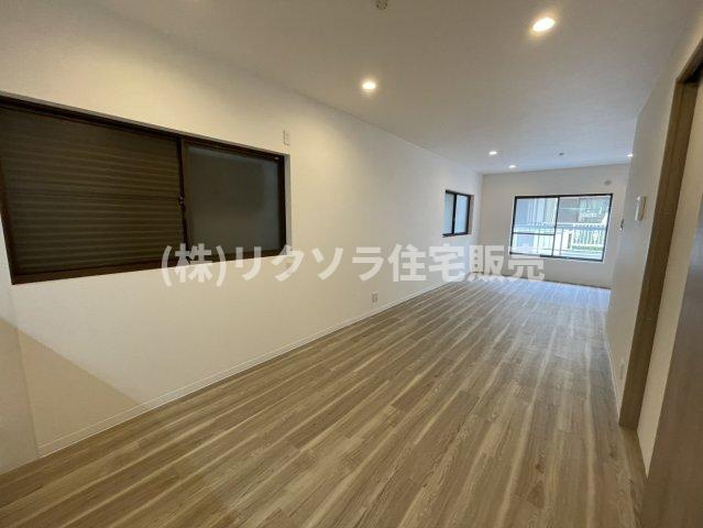 八雲東町2丁目　中古一戸建ての居間・リビング|LDK17.5帖
■物件内覧・資金計画相談・住宅ローン相談、リフォーム相談、お問合せ受付中■
※当日・翌日のご内覧、ご相談はお電話でのお問合せがスムーズです！