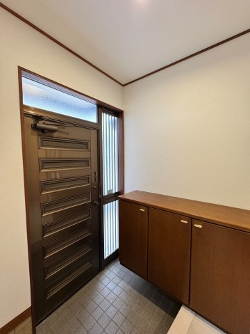 狭山市鵜ノ木中古戸建の玄関|玄関はおうちの第一印象 清潔感あふれる空間を重視した造りになります♪
