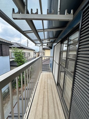 狭山市鵜ノ木中古戸建のバルコニー|太陽の光が射し込むバルコニーは、洗濯物を干すのが楽しくなりますね♪