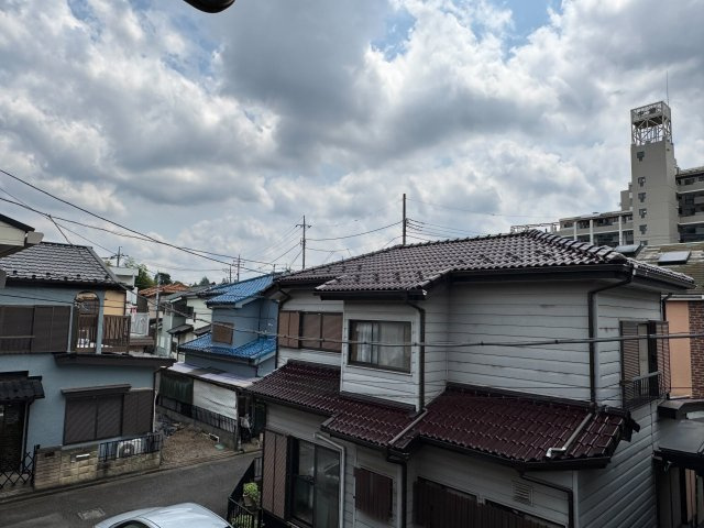 狭山市鵜ノ木中古戸建の展望|周囲に高い建物がなくのびやかな眺望が広がる心地よい住環境。窓を開ければ自然の風が通り抜け開放感ある暮らしを楽しめます。
