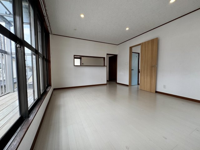 狭山市鵜ノ木中古戸建の居間・リビング|ゆとりあるリビングダイニングは、家族それぞれの過ごし方を受けとめる包容力のある空間。食事、くつろぎ、団らんがスムーズにつながり、生活動線も快適。日常を美しく整えてくれる住まいの中心です。
