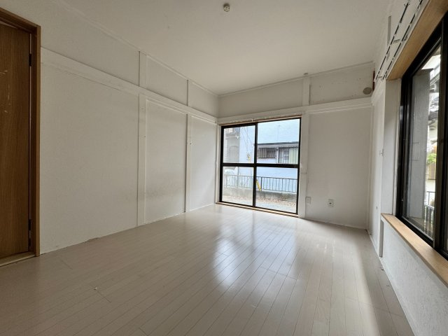 狭山市鵜ノ木中古戸建の洋室|すっきりとしたつくりで、どんなインテリアにも馴染む洋室。収納とのバランスもよく、日常生活が自然と整う使い勝手の良い一部屋です。
