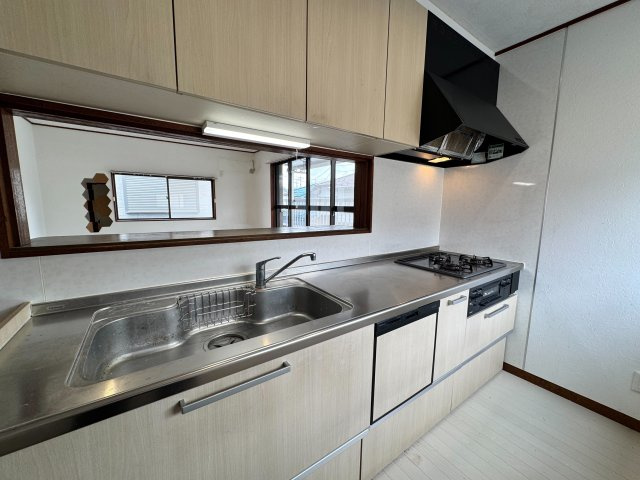 狭山市鵜ノ木中古戸建のキッチン|３口コンロ付！火力が目で分かり微調整がしやすいです！また、同時に調理ができるため効率よく調理が可能でお料理の品も増えそうですね！
