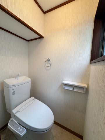狭山市鵜ノ木中古戸建のトイレ|毎日使いやすい便利な仕様の温水洗浄トイレは、掃除がしやすくいつも清潔な空間に保てます♪

