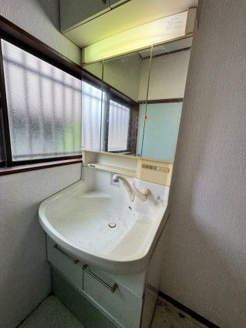 狭山市鵜ノ木中古戸建の独立洗面台|清潔感のある明るい雰囲気の洗面室です。ゆとりある洗面スペースで朝の身支度もスムーズに。
