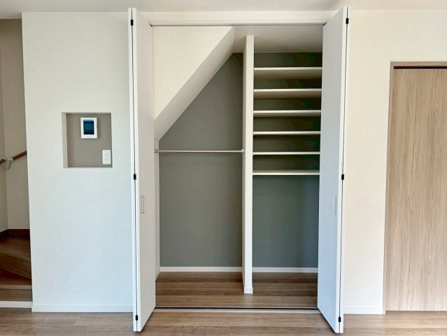 納所町　新築参考Cプラン|【施工例】
リビングに設けた収納にはお掃除グッズなどの収納ができ、生活感を隠すこともできちゃいます。