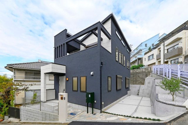 3，280万円～自由設計で叶える95㎡超の新築戸建　全5棟の前面道路含む現地写真|重厚感ある外観デザインが印象的な邸宅。スタイリッシュなフォルムと開放感ある配置計画が魅力です。