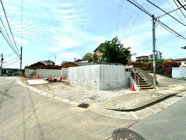 3，280万円～自由設計で叶える95㎡超の新築戸建　全5棟の前面道路含む現地写真|開放感ある角地に位置し、通風・採光に優れた立地。ゆとりある街並みと落ち着いた住環境が魅力です。