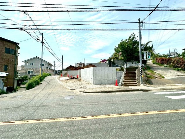 3，280万円～自由設計で叶える95㎡超の新築戸建　全5棟の前面道路含む現地写真|整然とした擁壁施工により、安心感のある住環境を実現。将来を見据えた安定した基盤が魅力です。