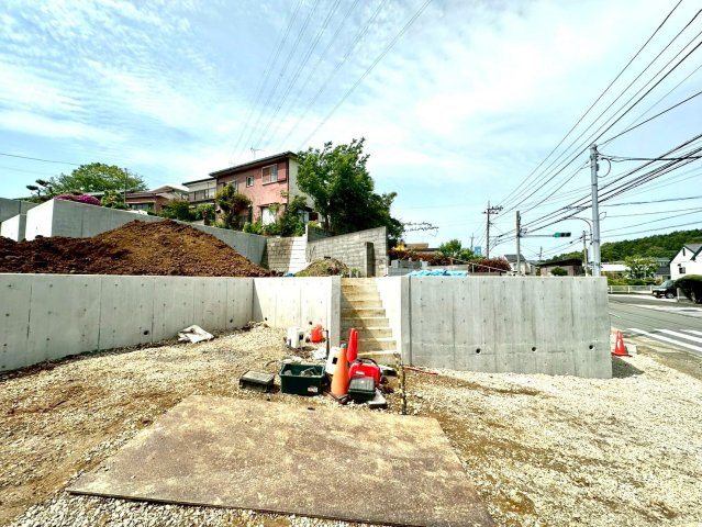 3，280万円～自由設計で叶える95㎡超の新築戸建　全5棟の前面道路含む現地写真|ゆとりある敷地計画と広がりを感じる眺望。落ち着いた住宅街に位置し、穏やかな暮らしを叶えます。