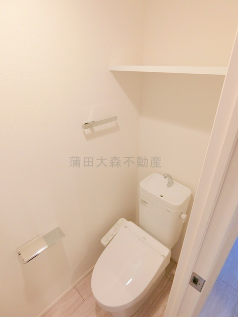 RJRプレシア蒲田のトイレ|棚と温水洗浄便座付きのトイレ　