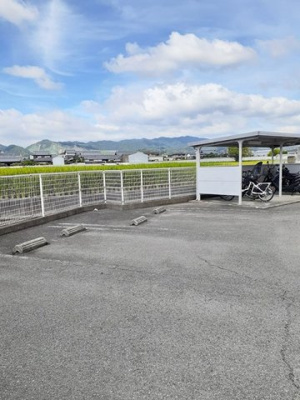 【駐車場】 | コモドカナヤ | 駐車場があるので、車を買う予定の方も安心です