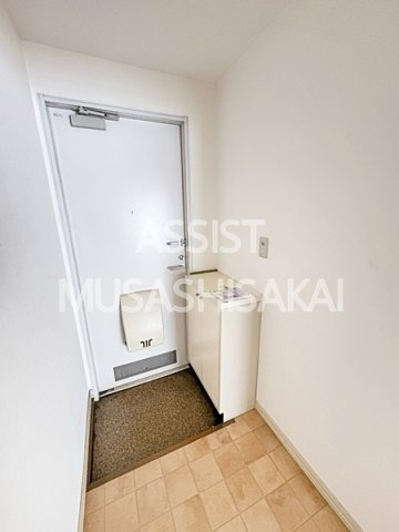 シャトル栄の玄関