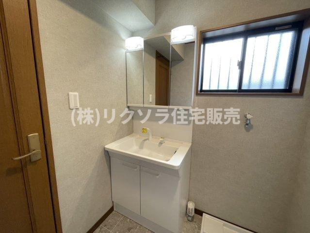 藤田町２丁目　中古一戸建ての独立洗面台|■物件内覧・資金計画相談・住宅ローン相談、リフォーム相談、お問合せ受付中■
※当日・翌日のご内覧、ご相談はお電話でのお問合せがスムーズです！