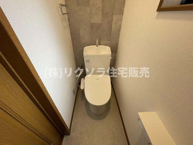 藤田町２丁目　中古一戸建てのトイレ|温水洗浄便座付き
■物件内覧・資金計画相談・住宅ローン相談、リフォーム相談、お問合せ受付中■
※当日・翌日のご内覧、ご相談はお電話でのお問合せがスムーズです！