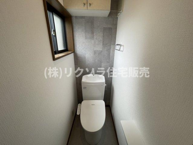 藤田町２丁目　中古一戸建ての設備|2階トイレ
■物件内覧・資金計画相談・住宅ローン相談、リフォーム相談、お問合せ受付中■
※当日・翌日のご内覧、ご相談はお電話でのお問合せがスムーズです！