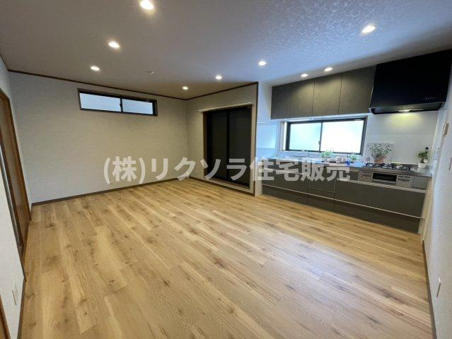 藤田町２丁目　中古一戸建ての居間・リビング|LDK12.0帖
■物件内覧・資金計画相談・住宅ローン相談、リフォーム相談、お問合せ受付中■
※当日・翌日のご内覧、ご相談はお電話でのお問合せがスムーズです！