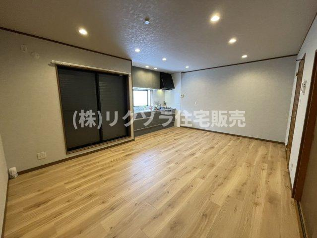 藤田町２丁目　中古一戸建ての居間・リビング|LDK12.0帖
■物件内覧・資金計画相談・住宅ローン相談、リフォーム相談、お問合せ受付中■
※当日・翌日のご内覧、ご相談はお電話でのお問合せがスムーズです！