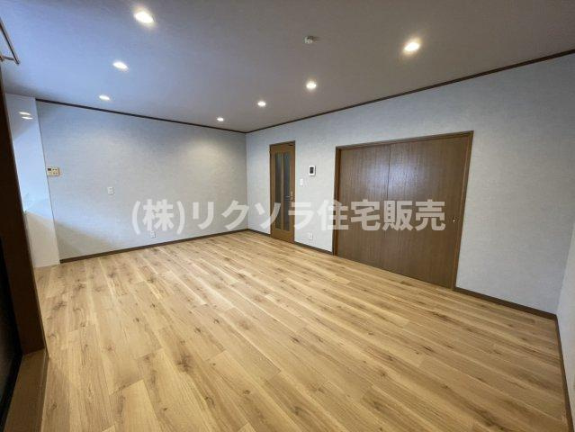 藤田町２丁目　中古一戸建ての居間・リビング|LDK12.0帖
■物件内覧・資金計画相談・住宅ローン相談、リフォーム相談、お問合せ受付中■
※当日・翌日のご内覧、ご相談はお電話でのお問合せがスムーズです！