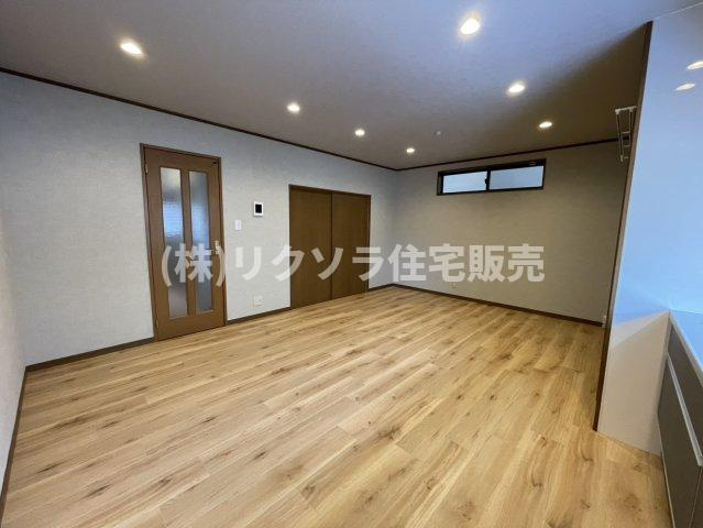 藤田町２丁目　中古一戸建ての居間・リビング|LDK12.0帖
■物件内覧・資金計画相談・住宅ローン相談、リフォーム相談、お問合せ受付中■
※当日・翌日のご内覧、ご相談はお電話でのお問合せがスムーズです！
